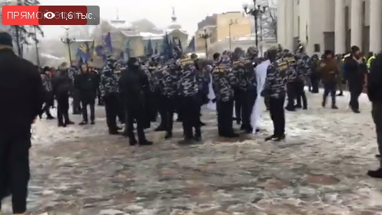 В Киеве колонна националистов двинулась под стены ВР, где будут принимать решение о военном положении