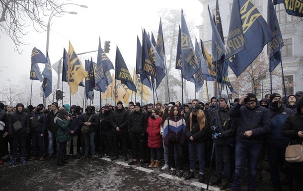 Под администрацией президента в Киеве требуют не переносить выборы