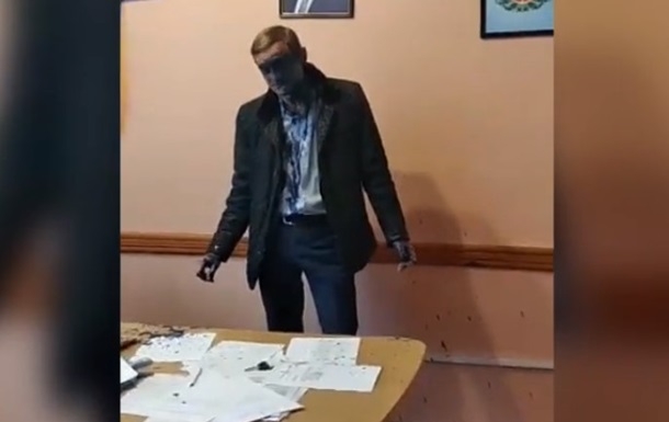 В Житомире чиновника прямо в кабинете облили зеленкой