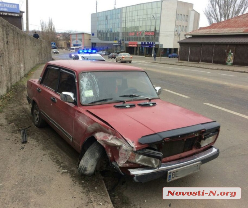 В Николаеве «ВАЗ» сбил двух пешеходов на тротуаре