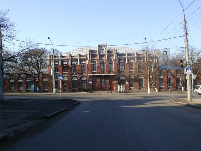 «Дорога справа — городская, слева — областная»: Сенкевич рассказал об ухабах на территории больницы