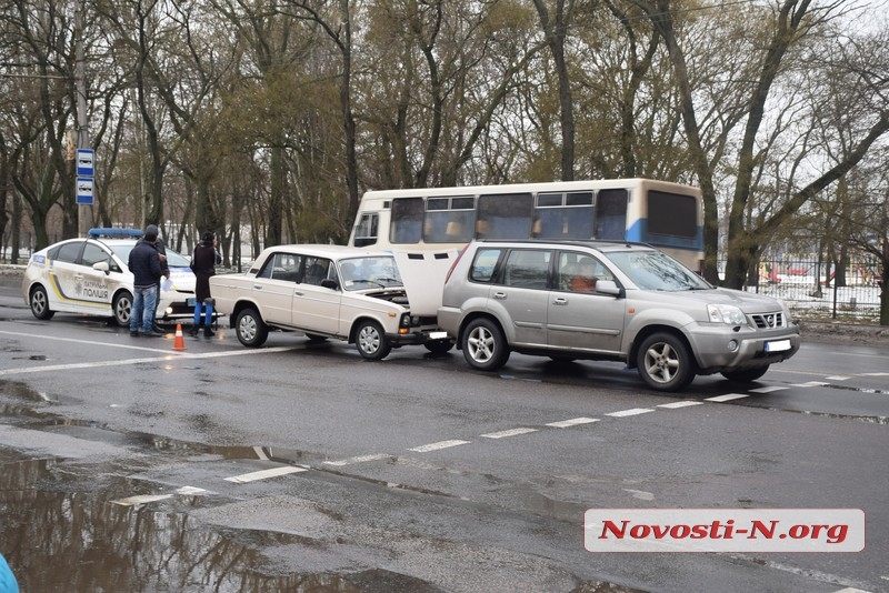 В Николаеве столкнулись Nissan и «ВАЗ» - движение затруднено