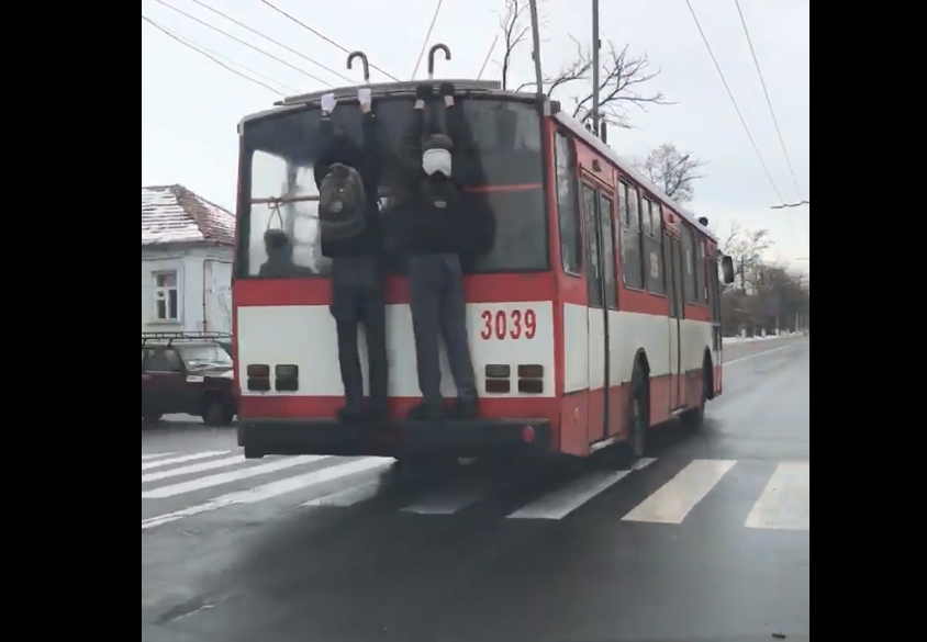 В Николаеве подростки-зацеперы ездят на троллейбусе. ВИДЕО  