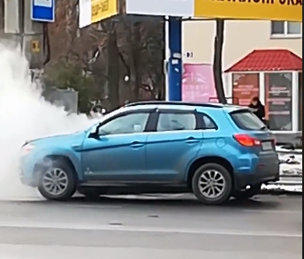 В Николаеве на ходу загорелся легковой автомобиль. ВИДЕО