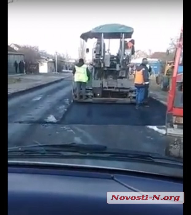 В Николаеве продолжают укладывать асфальт в грязь. ВИДЕО