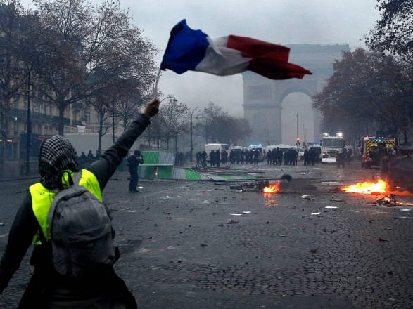 Протесты «желтых жилетов» повергли экономику Франции в кризис
