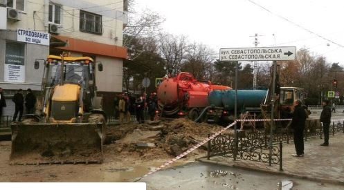 В Симферополе во время ликвидации аварии на водопроводе погиб человек