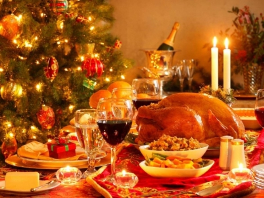 Цена новогоднего стола взлетела на 20% из-за дорогих мяса, рыбы и салата "Оливье"