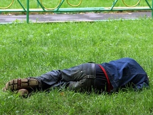 В Первомайске женщина ограбила потерявшего сознание на остановке пенсионера