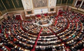 Парламент Франции отклонил вотум недоверия правительству Макрона