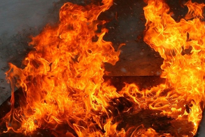 В Первомайске по неизвестным причинам загорелся жилой дом