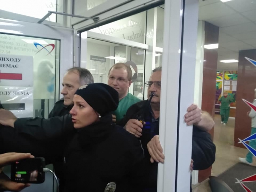 В Киеве радикалы ворвались в Институт сердца - их задержали. Видео