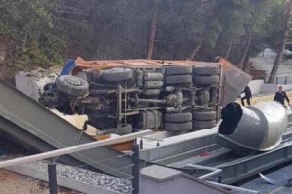 В Ялте грузовик упал с обрыва на аквапарк. Видео