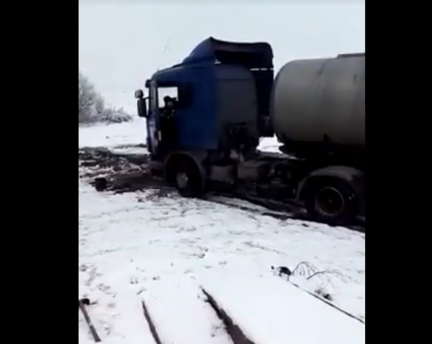 На Николаевщине спасатели вытаскивали застрявший в грязи грузовик. ВИДЕО 