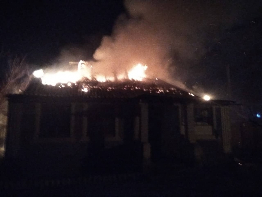 На Николаевщине пожарные спасли хозяев горящего дома