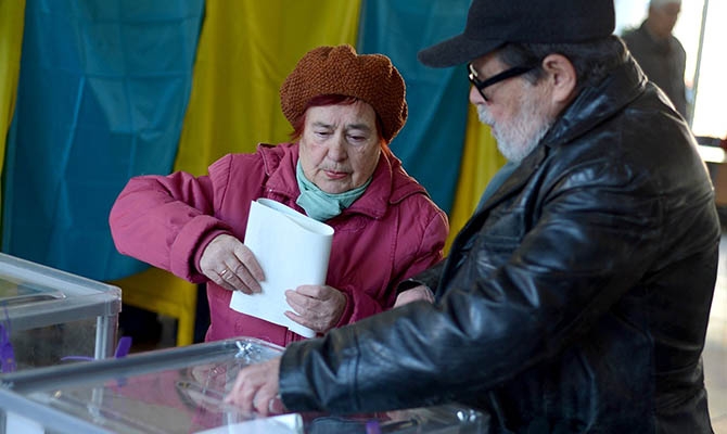 В 13 областях Украины проходят местные выборы