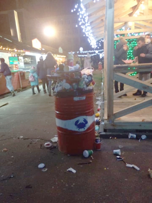 «Напоминает помойку»: николаевцы жалуются на мусор и нехватку урн на Соборной площади