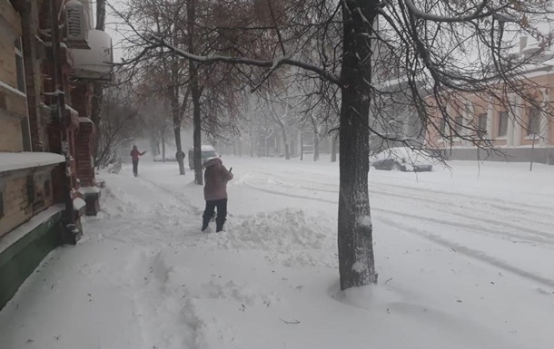 На Полтавщине из-за снегопада закрыли дороги, а дети завтра не идут в школу