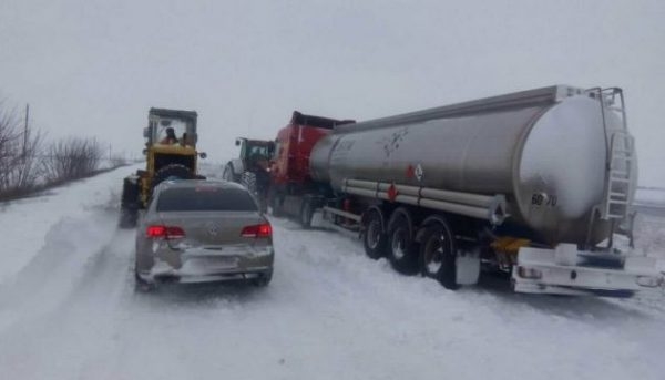 На трассе «Кировоград-Николаев» в снежном плену оказались десятки автомобилей. ВИДЕО
