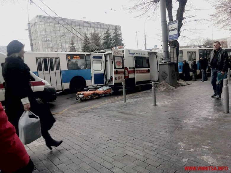 В центре Винницы на ходу взорвалось колесо троллейбуса: трое пострадавших