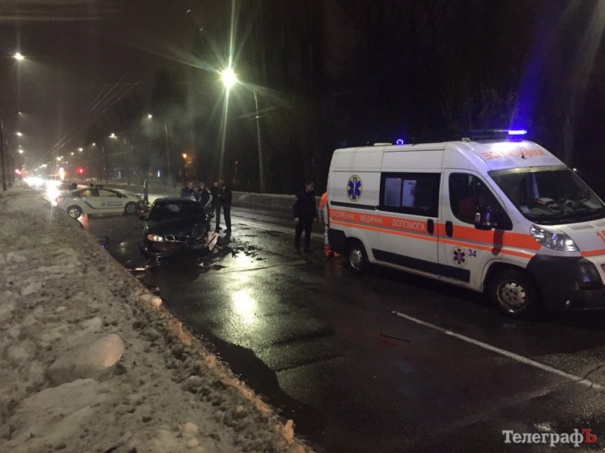 В Кременчуге авто полиции вынесло на встречку: в результате столкновения пострадали клиенты такси 