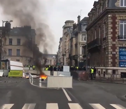 В Париже полиция применила против "желтых жилетов" гранаты со слезоточивым газом