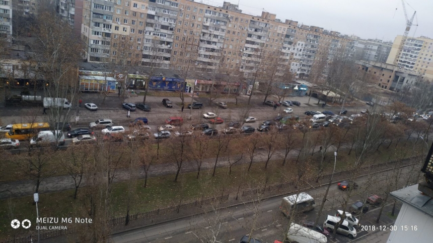 В канун Нового года на улицах Николаева образовываются автомобильные пробки 