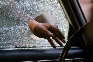 Ночью в Николаеве побили окна и обокрали автомобили «Мерседес» и «Ягуар»