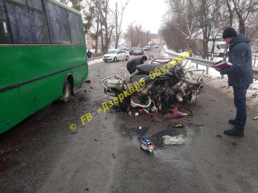 Под Киевом легковушка врезалась в маршрутку с людьми, три человека погибли на месте. ВИДЕО