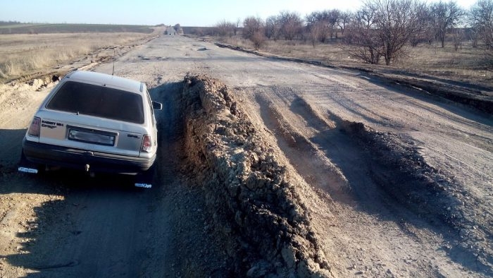 Кировоградская трасса сегодня: непролазная грязь и огромные ямы с водой. Видео