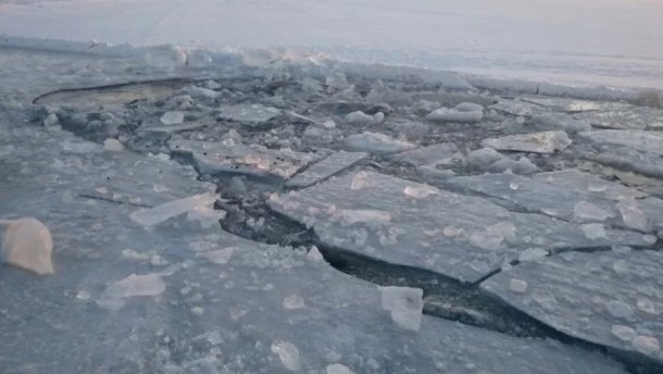 В Киеве прохожий спас провалившуюся на озере под лед бабушку и внучку. Видео