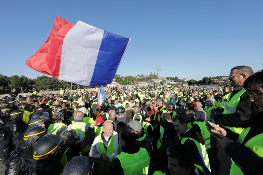 Во Франции продолжаются протесты "желтых жилетов", на улицах тысячи полицейских