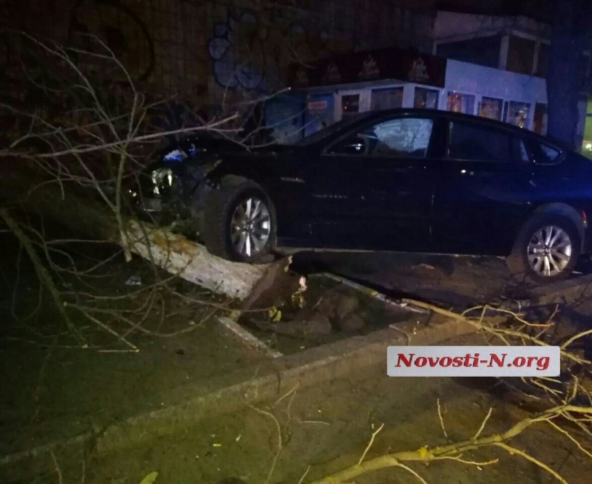 Ночью в Николаеве пьяный водитель на BMW въехал в дерево