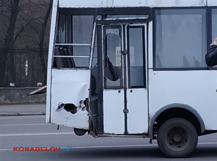 В Николаеве фура врезалась в маршрутку