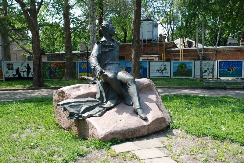 Памятник Пушкину в Николаеве окружает уже не мазня "граффитчиков", а рисунки по мотивам сказок поэта