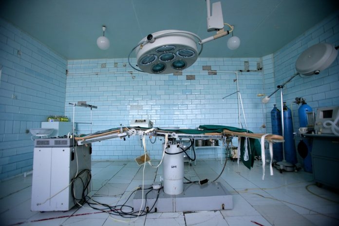 В Павлограде врачи спасли мужчину, который со второй попытки отрезал себе детородный орган