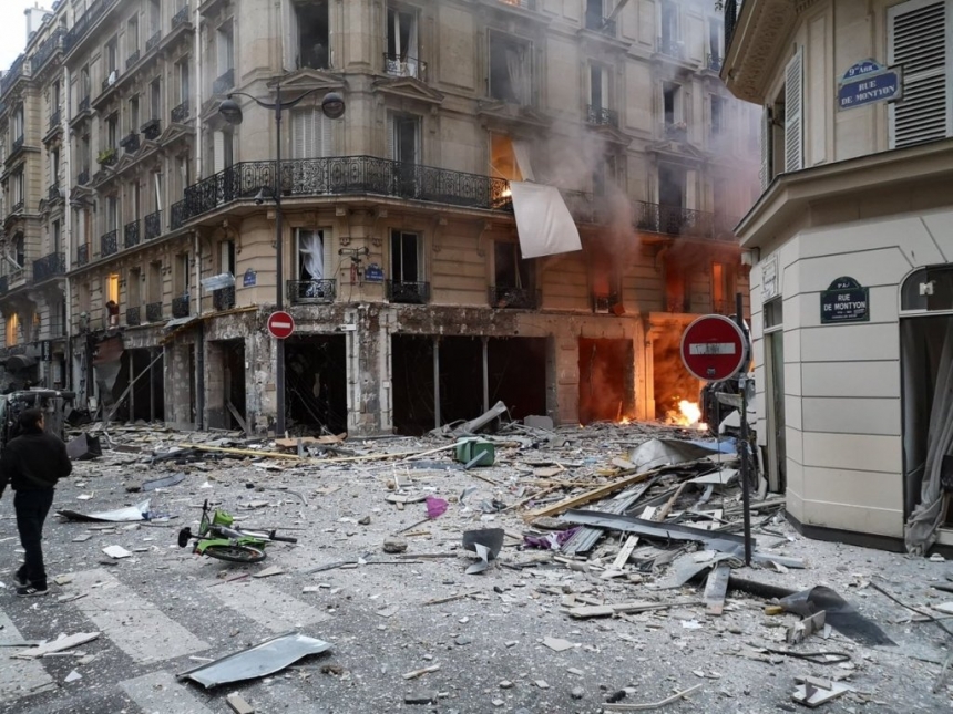 Появилось видео взрыва в центре Парижа, из-за которого пострадали десятки человек