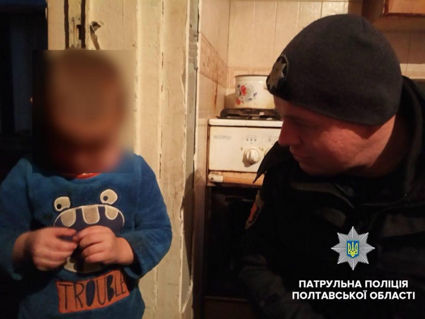 Полиция нашла на улице Полтавы голодного 3-летнего малыша, бегающего по снегу босиком