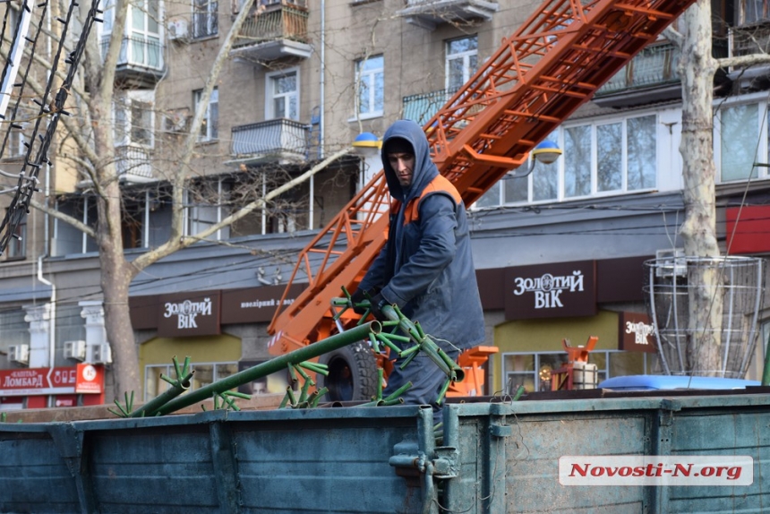 «Праздники, давайте, до свидания!»: в Николаеве убрали главную ретро-ёлку