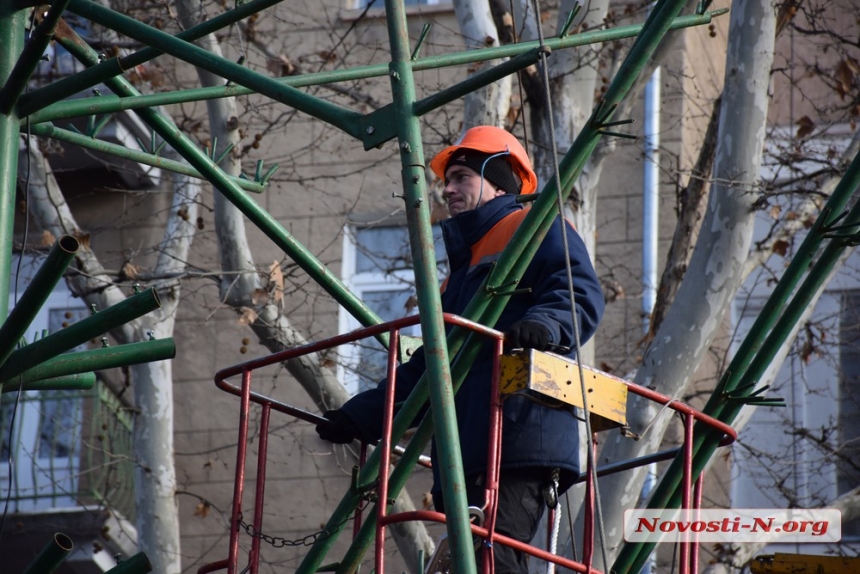 «Праздники, давайте, до свидания!»: в Николаеве убрали главную ретро-ёлку