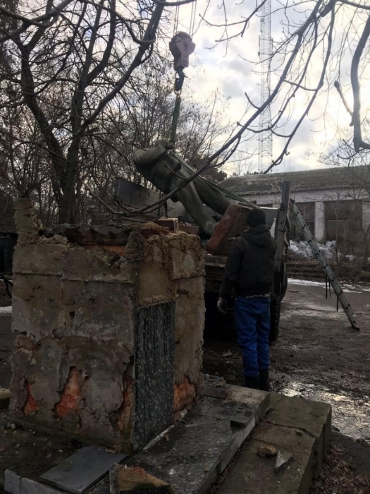 В Николаеве снесли последний памятник Ленину 