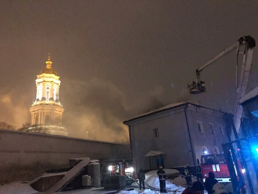Спасатели ликвидировали пожар в здании комплекса Киево-Печерской лавры