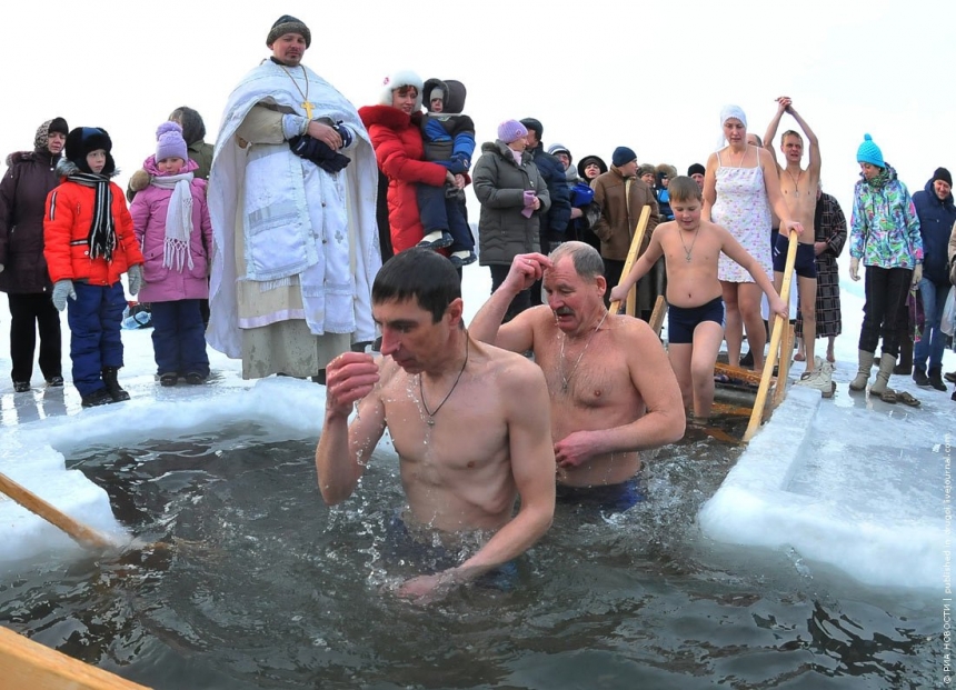 В Минздраве рассказали, что делать, если хочется нырнуть в холодную воду на Крещение