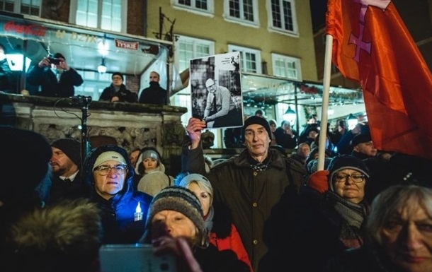 После убийства мэра Гданьска полицейские задержали уже 20 поляков