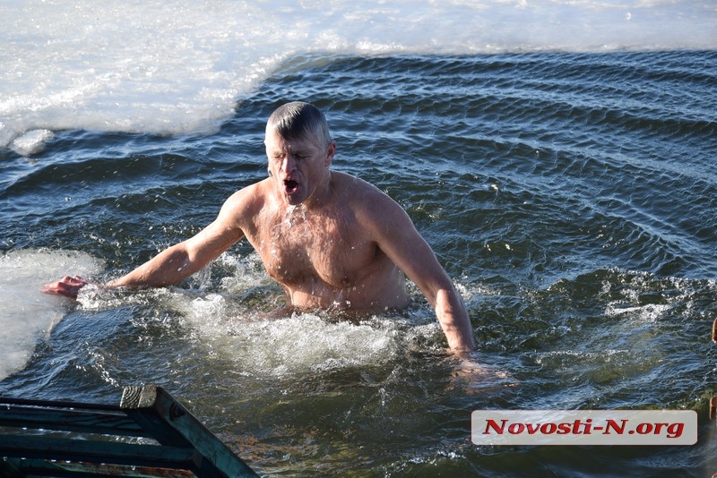 В Николаеве продолжаются крещенские купания: ныряют на Намыве и в яхт-клубе.ФОТОРЕПОРТАЖ