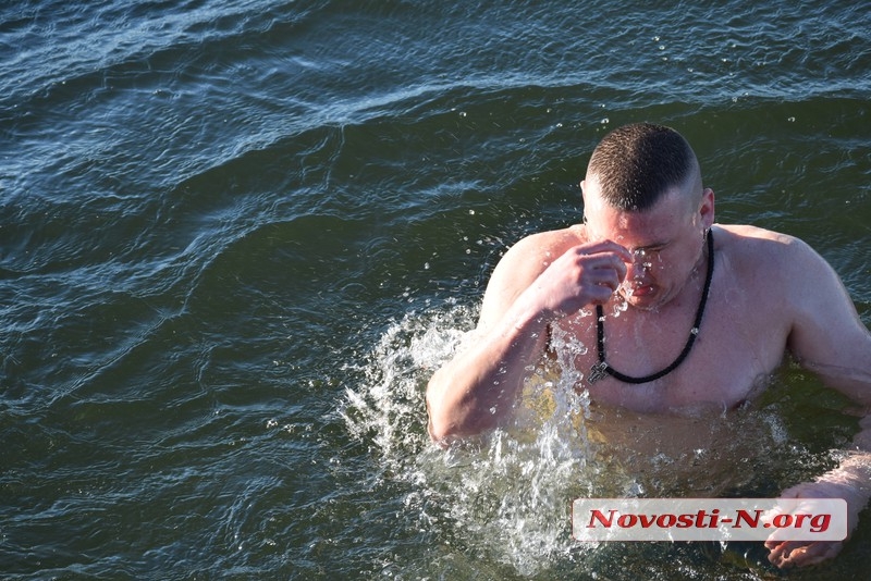 В Николаеве продолжаются крещенские купания: ныряют на Намыве и в яхт-клубе.ФОТОРЕПОРТАЖ