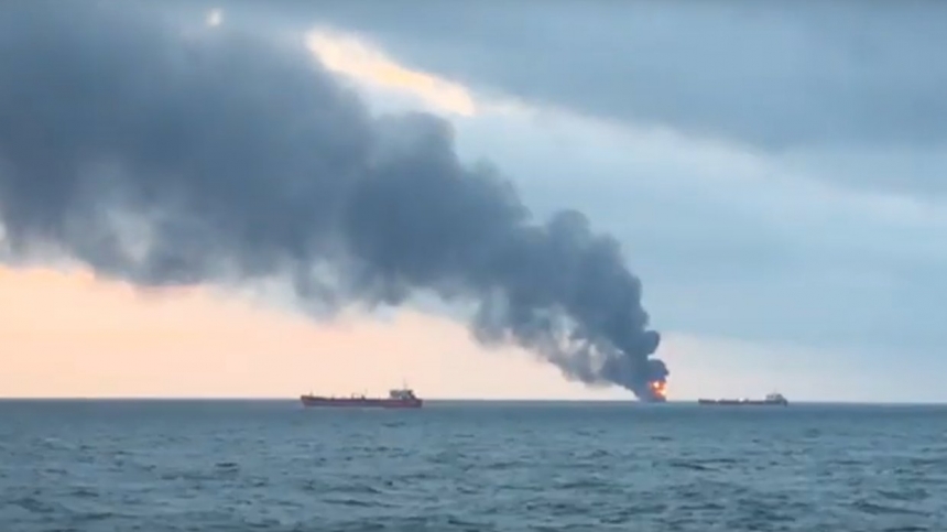 В Керченском проливе горят два судна, люди прыгают прямо в воду. ВИДЕО