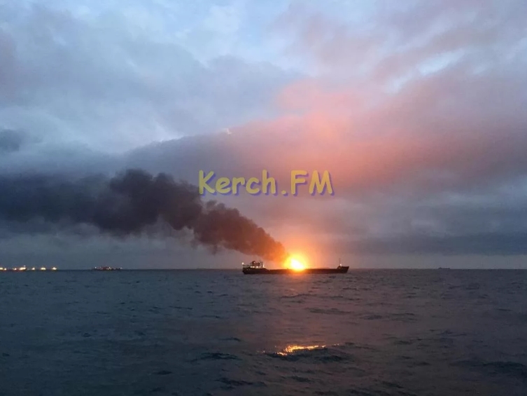 В результате пожара на двух суднах вблизи Керчи погибло 10 человек