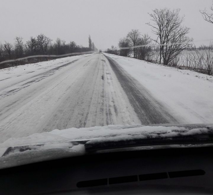 Непогода на Николаевщине: на дорогах гололед и снег, но проехать можно