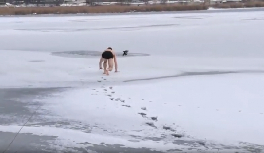 В Николаеве парень нырнул в прорубь, чтобы спасти тонущего пса. ВИДЕО